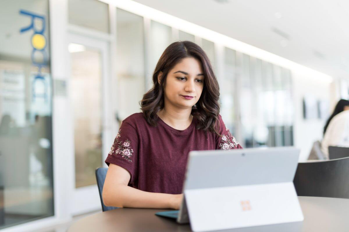 Anya Khalid， 18岁，数据科学和经济学专业, is photographed in Wegmans Hall at 的 University of 罗彻斯特.