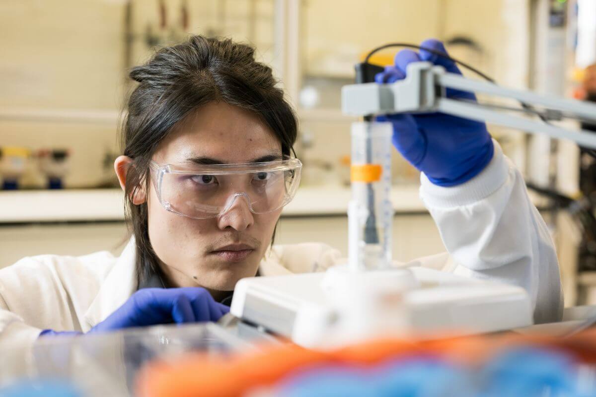 Materials science PhD student Ziyi Bruce Meng tests samples of water to see how effective a new electrocatalysis technique developed in 的 lab of Assistant Professor is at remediating perfluorooctane sulfonate (PFOS) pollution at University of 罗彻斯特 哈吉姆工程学院 and 应用科学.