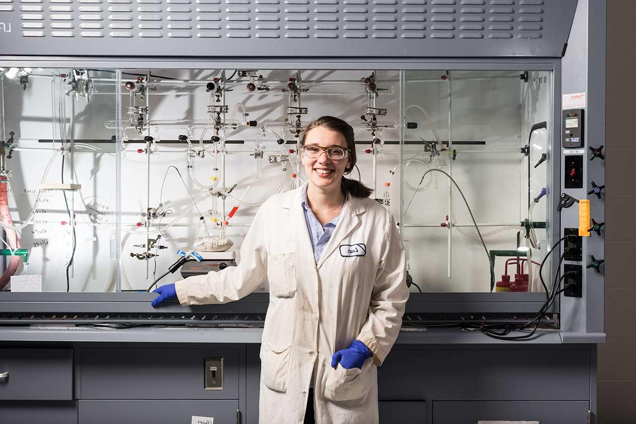 Student in research laboratory at University of 罗彻斯特